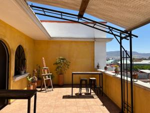 Un balcón o terraza en Hostal Andaina