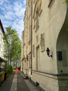 un bâtiment dans une rue avec un éclairage de rue dans l'établissement Luxus Apartment, Messe ICC, Waschmaschine, à Berlin