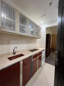 a kitchen with a sink and a counter top at فندق رشيد الفضي in Az Zahrāʼ