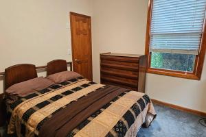 1 dormitorio con cama y ventana en Private Apartment in Catskills en Liberty