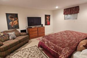 sala de estar con sofá y TV de pantalla plana en Private Apartment in Catskills en Liberty