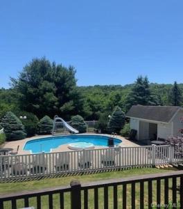 een zwembad met een glijbaan in een tuin bij Private Apartment in Catskills in Liberty