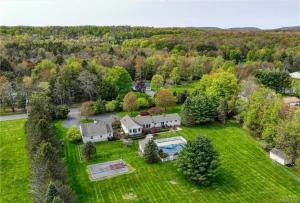 una vista aérea de una casa con patio en Private Apartment in Catskills en Liberty
