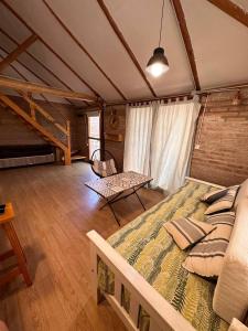 een slaapkamer met een groot bed in een kamer bij Casa Playa Mansa in Mina Clavero