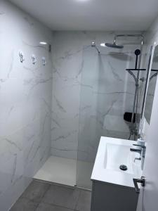 Et badeværelse på Beautiful apartment with swimming-pool