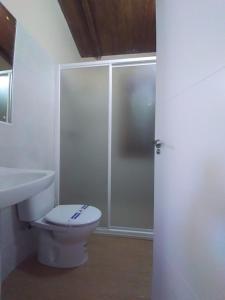 ein Bad mit einer Dusche, einem WC und einem Waschbecken in der Unterkunft CAMPING-BUNGALOWS-CABAÑAS LA VERA in Jarandilla de la Vera