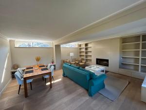 ein Wohnzimmer mit einem blauen Sofa und einem Tisch in der Unterkunft Duplex Rosières - 12’ de Bruxelles in Rixensart