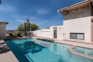 een zwembad in de achtertuin van een huis bij LE RENDEZ-VOUS CATALINA w POOL in Tucson