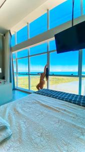 um quarto com uma cama e vista para a praia em Paiva Home Stay - Bugan Paiva by Flatbpaiva no Recife