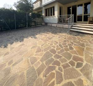 un patio de piedra frente a una casa en Marina Beach Escape, en Marina di Ravenna