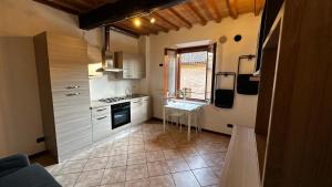 een keuken met witte kasten, een wastafel en een raam bij Teatro Inn - Timeless Charm in Correggio