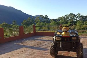 ein gelber atv auf einer Terrasse mit Bergen im Hintergrund in der Unterkunft finca de barcena, country house in Tumbaya