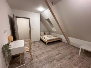 Postel nebo postele na pokoji v ubytování Apartmány Monastery Suites Žireč