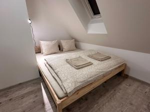 Postel nebo postele na pokoji v ubytování Apartmány Monastery Suites Žireč