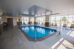 einen großen Pool in der Hotellobby in der Unterkunft Fairfield Inn & Suites By Marriott Alexandria in Alexandria