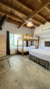 1 dormitorio con 2 literas y ventana en Hospedaje & Casa Playa AURORA, en Zorritos