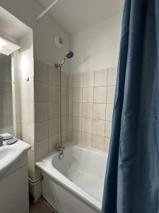 een badkamer met een bad en een douche bij Ararat in Lourdes