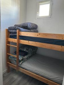 Ce dortoir comprend 2 lits superposés et une fenêtre. dans l'établissement Ararat, à Lourdes