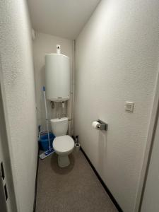 ein kleines Bad mit WC in einer Kabine in der Unterkunft Ararat in Lourdes