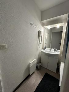 een badkamer met een wastafel en een spiegel bij Ararat in Lourdes