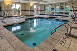 una piscina con agua azul en una habitación de hotel en Fairfield Inn & Suites by Marriott Oklahoma City NW Expressway/Warr Acres, en Oklahoma City