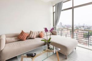 uma sala de estar com um sofá e uma grande janela em PH CON BALCÓN Y ROOF GARDEN PRIVADO em Cidade do México