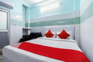 Een bed of bedden in een kamer bij OYO Royal Palace