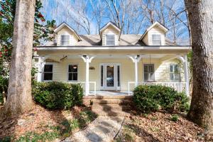 uma casa branca com árvores em frente em Nature's Hideaway 4BR Home With Pool & Creek View 