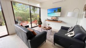 TV a/nebo společenská místnost v ubytování Exclusive fully equipped Condo with great pool