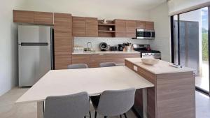 Kuchyň nebo kuchyňský kout v ubytování Exclusive fully equipped Condo with great pool