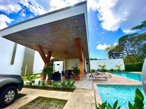 Bazén v ubytování Exclusive fully equipped Condo with great pool nebo v jeho okolí