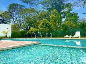 Bazén v ubytování Exclusive fully equipped Condo with great pool nebo v jeho okolí