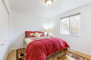1 dormitorio con cama y ventana en The Swisher House, en Pocatello