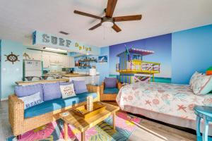 巴拿马城海滩PCB Apt with Balcony and Gulf Views Walk to Beach的带床和沙发的客厅