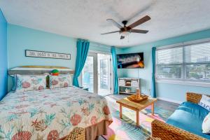 PCB Apt with Balcony and Gulf Views Walk to Beach客房内的一张或多张床位