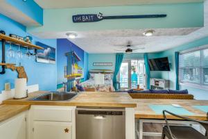 PCB Apt with Balcony and Gulf Views Walk to Beach的厨房或小厨房