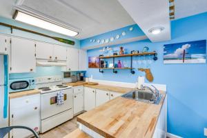 PCB Apt with Balcony and Gulf Views Walk to Beach的厨房或小厨房