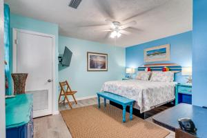 PCB Apt with Balcony and Gulf Views Walk to Beach客房内的一张或多张床位