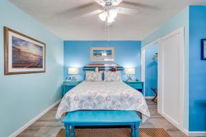 PCB Apt with Balcony and Gulf Views Walk to Beach客房内的一张或多张床位