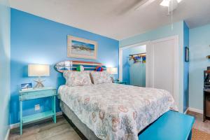 PCB Apt with Balcony and Gulf Views Walk to Beach客房内的一张或多张床位