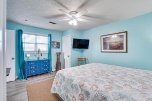 PCB Apt with Balcony and Gulf Views Walk to Beach客房内的一张或多张床位