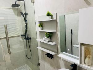 Koupelna v ubytování WHITEFIELD LUXURY APARTMENT