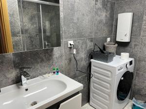 ein Badezimmer mit einem Waschbecken und einer Waschmaschine in der Unterkunft Fantasy - Strumica in Strumica