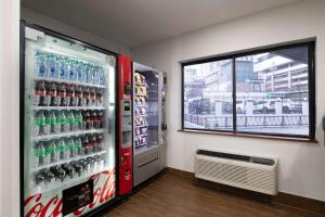 uma máquina de refrigerantes numa loja com uma janela em Motel 6-Atlanta, GA - Downtown em Atlanta