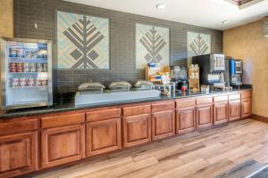 a restaurant kitchen with a counter with aperature at Best Western Plus Ponderay Mountain Lodge Sandpoint in Ponderay