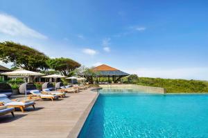 Umana Bali, LXR Hotels & Resorts by Hilton内部或周边的泳池