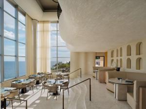 Umana Bali, LXR Hotels & Resorts by Hilton餐厅或其他用餐的地方