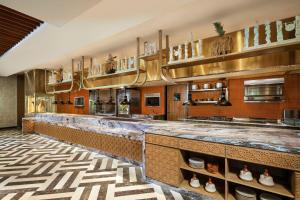 Umana Bali, LXR Hotels & Resorts by Hilton的厨房或小厨房