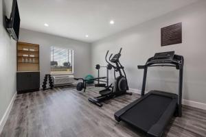 einen Fitnessraum mit Laufband und Heimtrainern in einem Zimmer in der Unterkunft Studio 6 Katy, TX Energy Corridor in Katy
