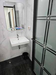 a bathroom with a sink and a mirror at Pnd 아파트 in Vientiane